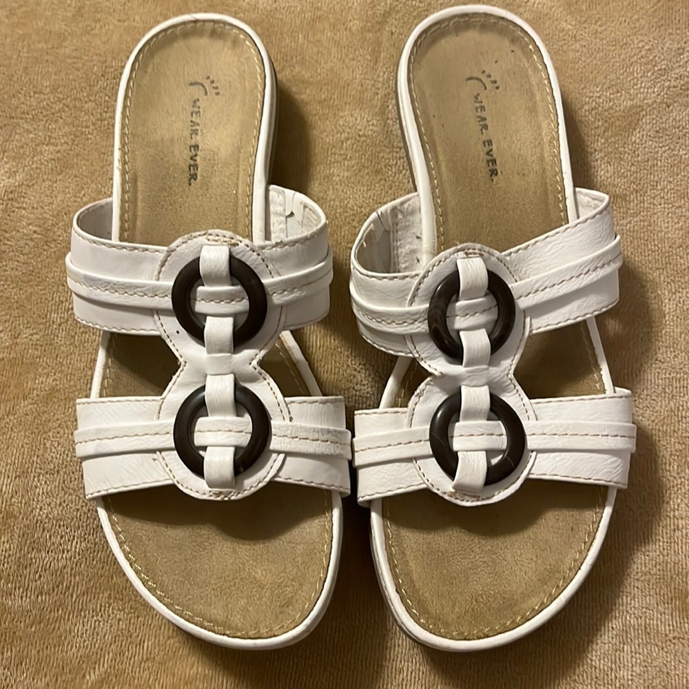 Wear Ever sandal in great pre- owned condition